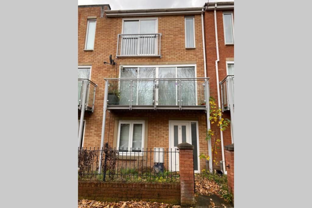 Large 5-Bed City Centre Townhouse With Secure Parking Manchester Exterior photo
